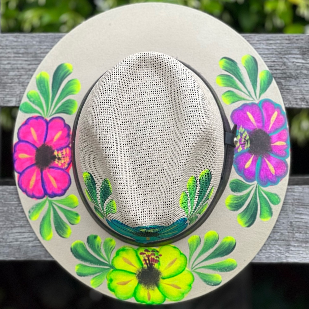 Hand-Painted Artisan Panama
Hat Made in Mexico - Neon Floral BEST FIT S/M NWOT